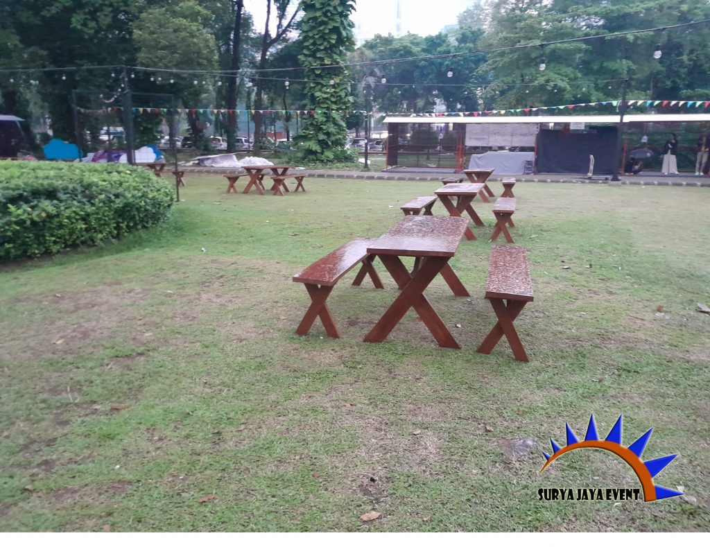 Menyewakan Meja Taman Kayu di Daerah Taman GBK Jakarta
