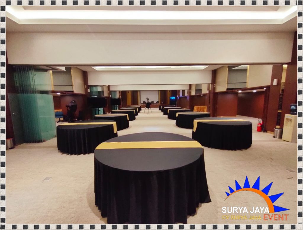 Sewa Meja Bundar Taplak Hitam Dan Runner Gold