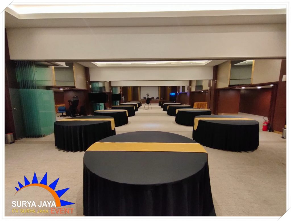 Sewa Meja Bundar Taplak Hitam Dan Runner Gold