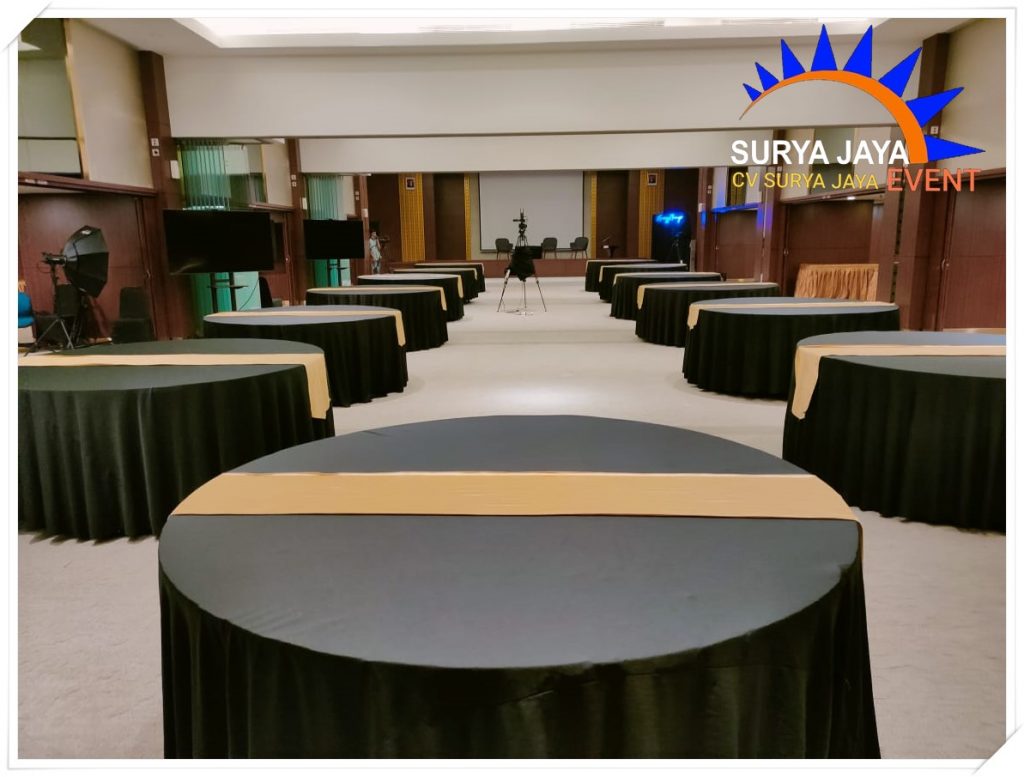 Sewa Meja Bundar Taplak Hitam Dan Runner Gold