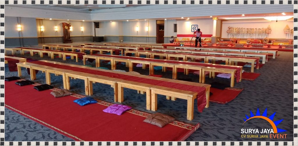 Rental Meja Kotak Lesehan Plus Taplak Meja