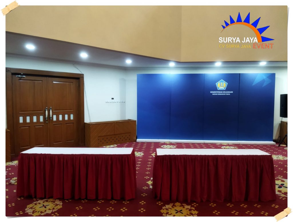 Sewa Meja Ibm Jakarta Cover Putih Skirting Merah