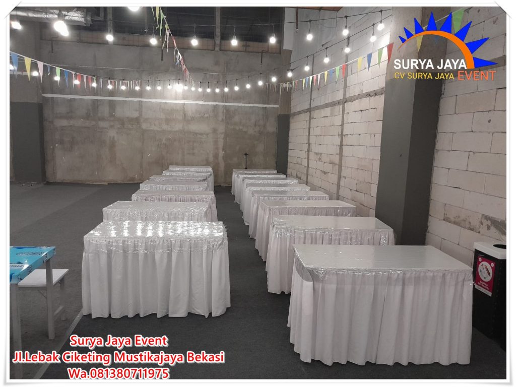 meminjamkan meja kotak siap bongkar pasang 