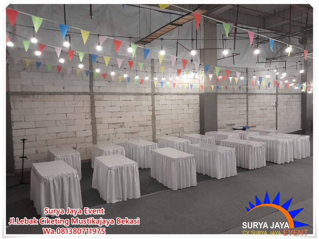 meminjamkan meja kotak siap bongkar pasang 