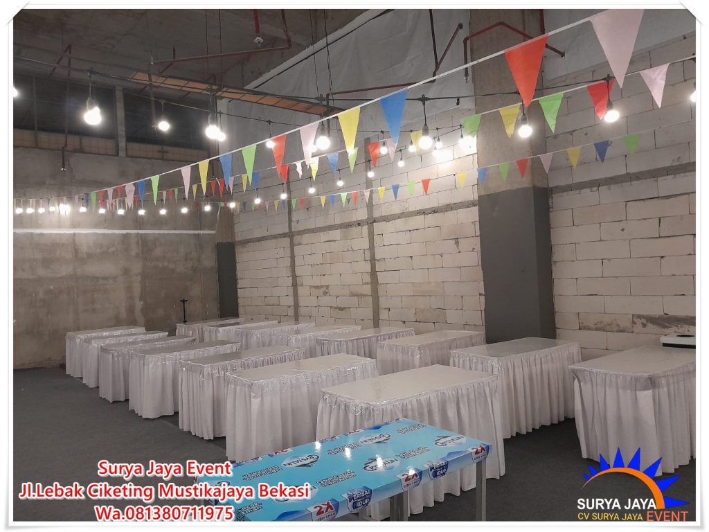 meminjamkan meja kotak siap bongkar pasang 