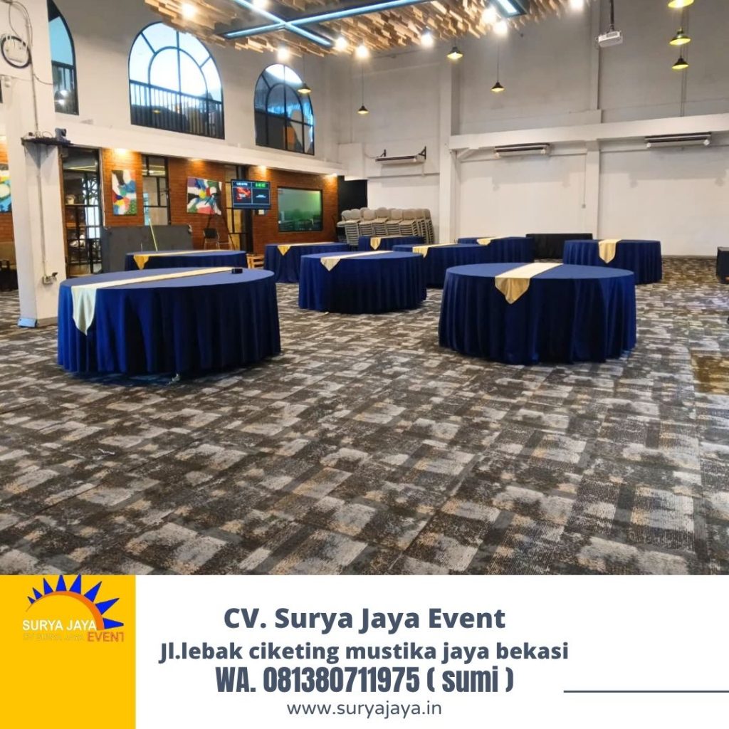 Sewa Meja Bundar Taplak Hitam Runner Gold Area Jakarta